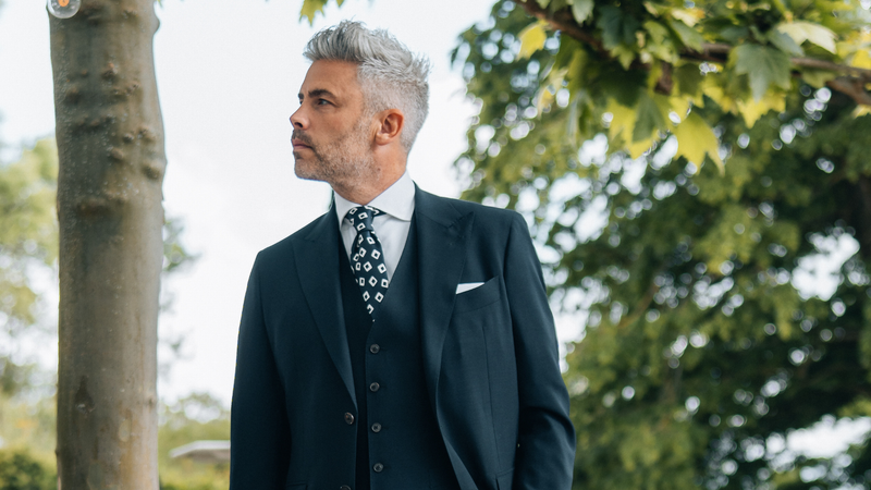 Les différences entre un costume sur mesure et un costume prêt-à-porter