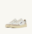BASKETS AUTRY MEDALIST LOW EN CUIR BLANC MOUNTAIN DAIM BEIGE