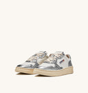 BASKET MEDALIST LOW EN CUIR E BICOLOR BLANC ET SILVER Autry