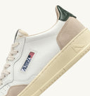 BASKETS AUTRY MEDALIST LOW EN CUIR BLANC MOUNTAIN DAIM BEIGE