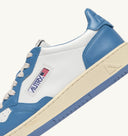 BASKET MEDALIST BAISSE EN CUIR BICOLORE BLANC ET BLEU CIEL Autry