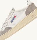BASKET MEDALIST LOW EN CUIR DE CHEVRE BLANC ET DAIM GRIS