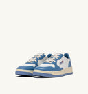 BASKET MEDALIST BAISSE EN CUIR BICOLORE BLANC ET BLEU CIEL Autry