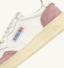 BASKET MEDALIST LOW EN CUIR DE CHEVRE BLANC ET EN DAIM ROSE