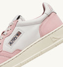 BASKET AUTRY MEDALIST LOW CUIR BLANC ROSE