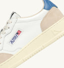 BASKET MEDALIST LOW EN DAIM ET EN CUIR BLANC ET BLEU CIEL Autry