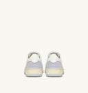BASKET MEDALIST BAISSE EN CUIR BLANC ET EN TISSU CELESTE  Autry