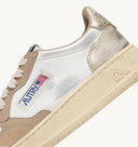 BASKET MEDALIST LOW UPER VINTAGE EN CUIR BLANC, BEIGE ET PLATINE