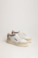 BASKET BAISSE MEDALIST EN DAIM ET CUIR BLANC ET BLEU AUTRY