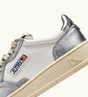 BASKET MEDALIST LOW EN CUIR E BICOLOR BLANC ET SILVER Autry