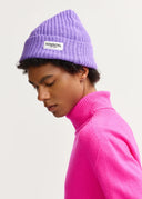 Bonnet en côtes pourpre avec logo Essentiel