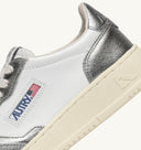 BASKET MEDALIST LOW BICOLOR EN CUIR BLANC ET ACIER METALLISE