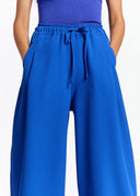 Pantalon bleu aux jambes larges Essentiel
