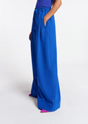 Pantalon bleu aux jambes larges Essentiel