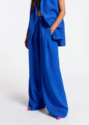 Pantalon bleu aux jambes larges Essentiel