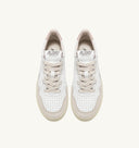 BASKETS MEDALIST LOW EN CUIR BLANC ET POWDER ET DAIM BEIGE