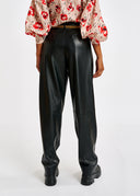 pantalon ESSENTIEL Pantalon ample en faux cuir noir