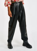 pantalon ESSENTIEL Pantalon ample en faux cuir noir