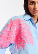 Chemise brodée en coton bleue et rose néon Essentiel