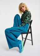 sneakers Essentiel bleues avec grosse semelle vert menthe