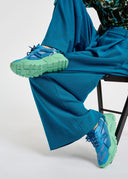 sneakers Essentiel bleues avec grosse semelle vert menthe