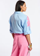 Chemise brodée en coton bleue et rose néon Essentiel