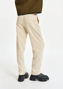 pantalon Essentiel fuselé en velours blanc cassé