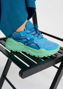 sneakers Essentiel bleues avec grosse semelle vert menthe