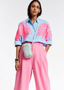 Chemise brodée en coton bleue et rose néon Essentiel