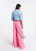 Chemise brodée en coton bleue et rose néon Essentiel