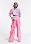 Chemise brodée en coton bleue et rose néon Essentiel