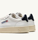 SNEAKERS MEDALIST LOW EN CUIR BLANC BLEU AUTRY