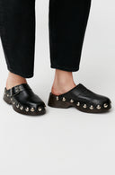 Sabot Ganni STUDDED LEATHER CLOGS