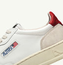 sneakers Autry MEDALIST LOW EN CUIR ET SUEDE BLANC ROUGE